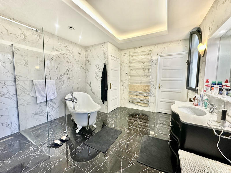 Villa - 404 m² - 6 pièces