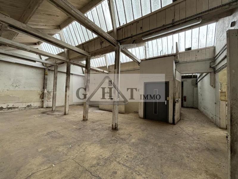 Entrepôt - 1 075 m²