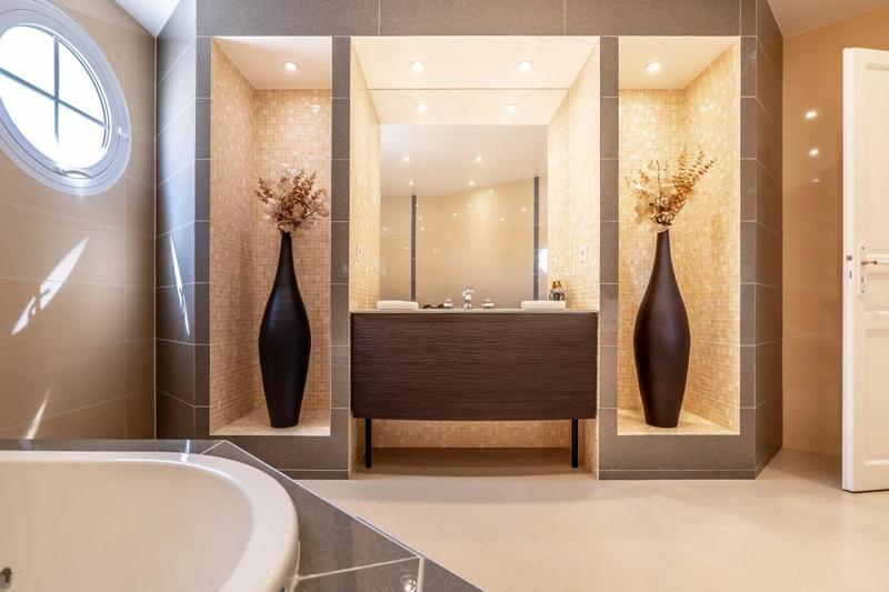 Propriété - 733 m² - 15 pièces