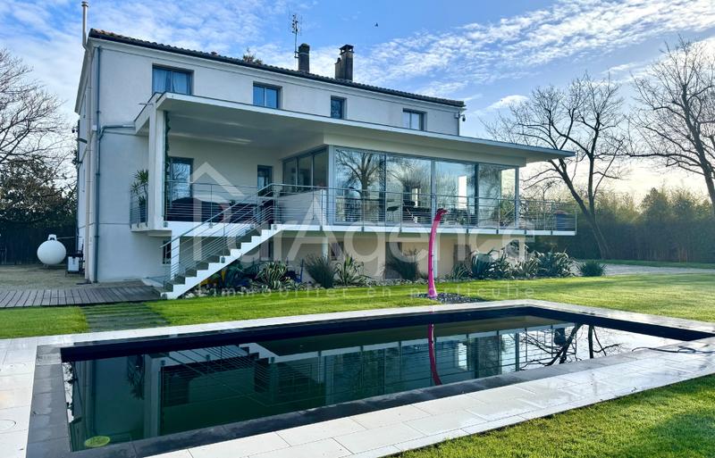 Maison - 290 m² - 9 pièces