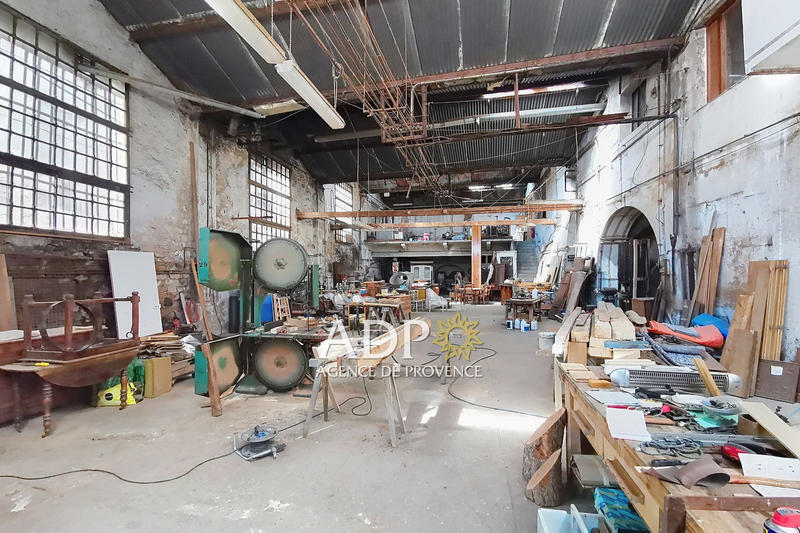 Local commercial - 921 m²