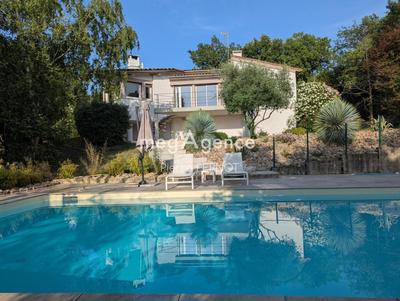 Maison - 240 m² - 8 pièces