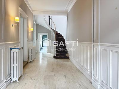 Maison - 330 m² - 8 pièces