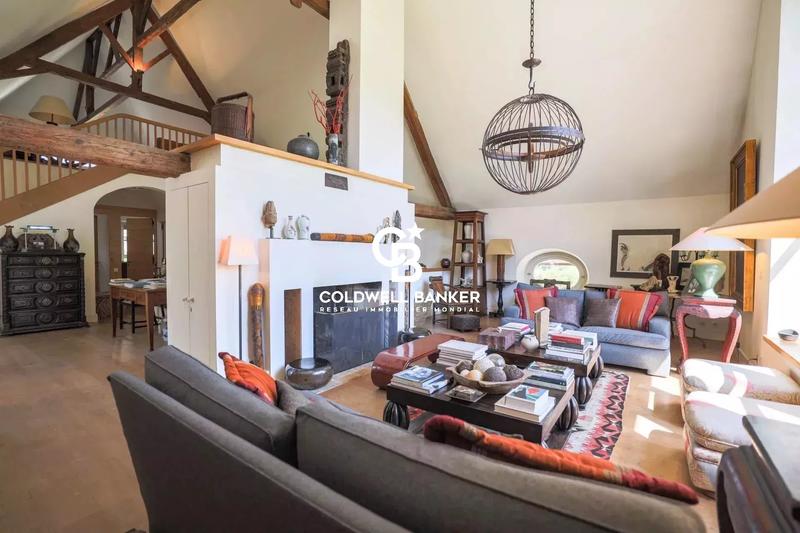 Propriété - 950 m² - 20 pièces