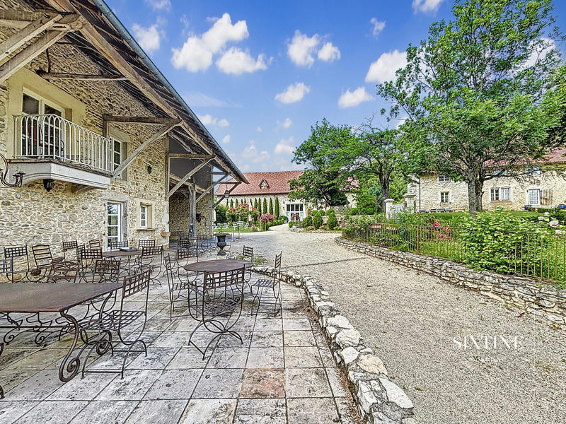 Maison ancienne - 552 m² - 10 pièces