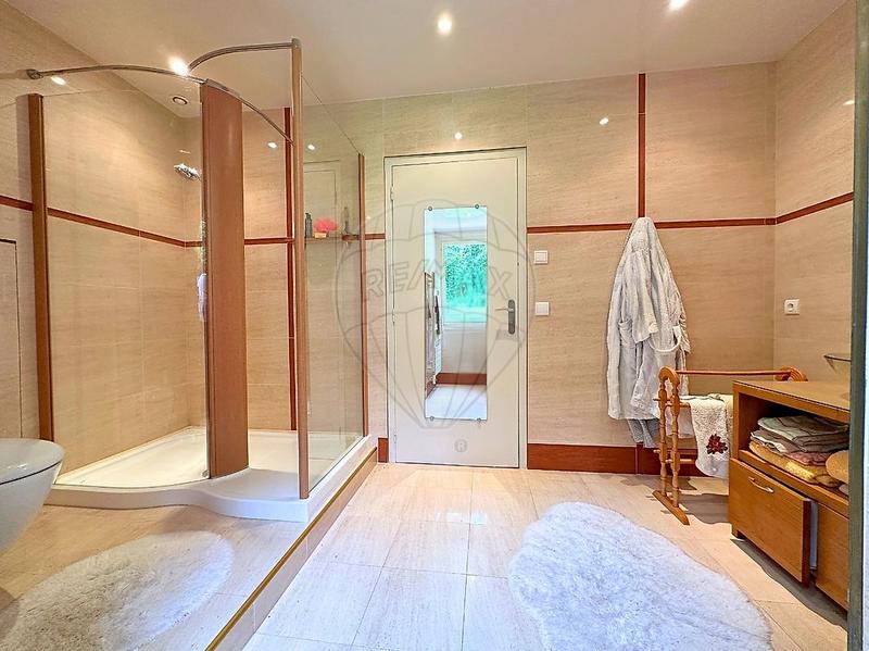 Demeure - 220 m² - 8 pièces