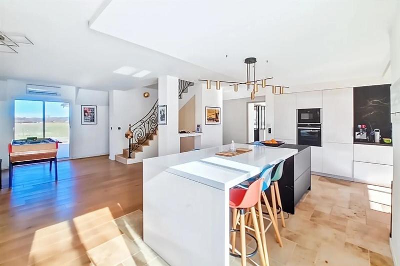 Maison - 220 m² - 7 pièces