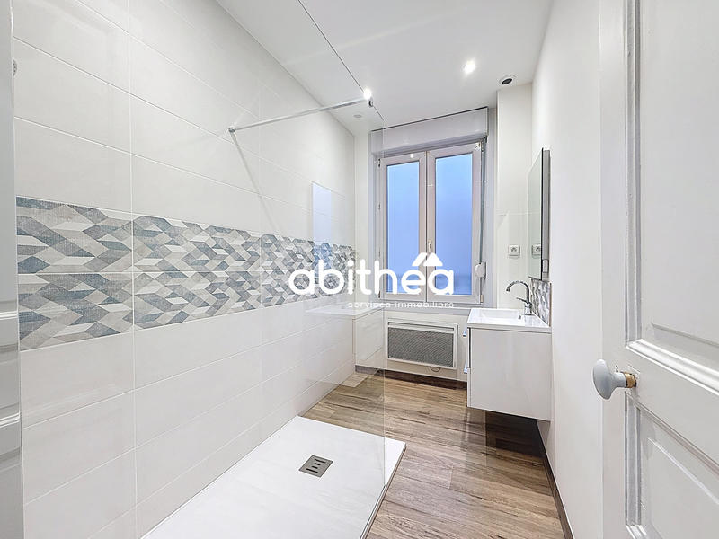 Maison - 205 m² - 9 pièces