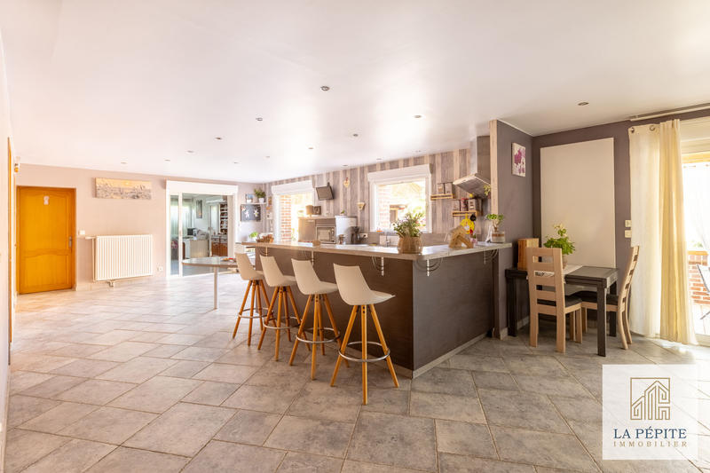 Maison - 216 m² - 6 pièces