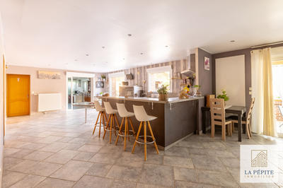 Maison - 216 m² - 6 pièces