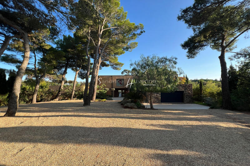 Propriété - 470 m² - 9 pièces