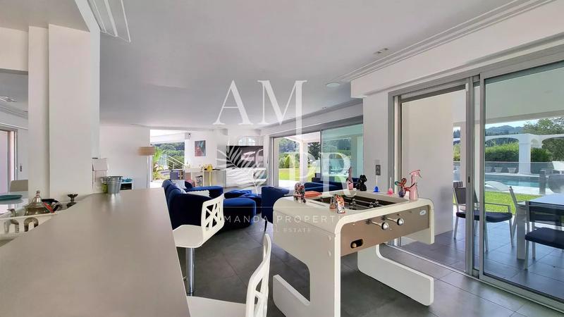 Villa - 250 m² - 8 pièces