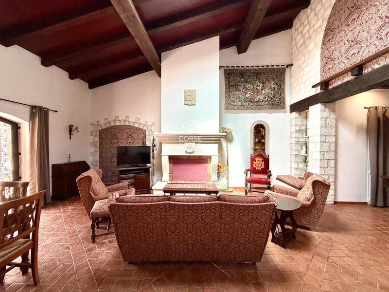 Propriété - 360 m² - 14 pièces