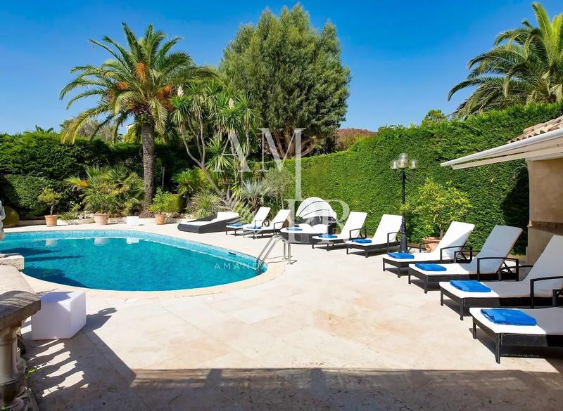 Villa - 355 m² - 8 pièces