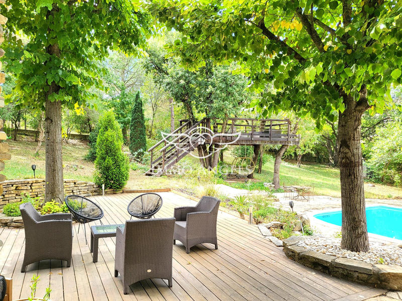 Maison traditionnelle - 275 m² - 8 pièces