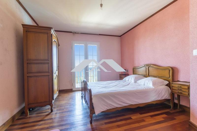 Villa - 264 m² - 9 pièces