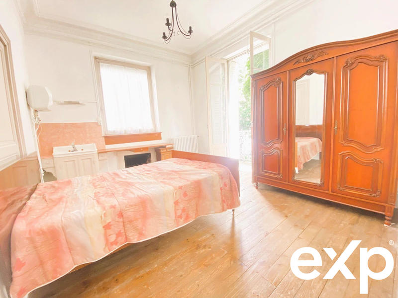 Maison - 215 m² - 11 pièces