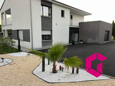 Maison - 260 m² - 7 pièces