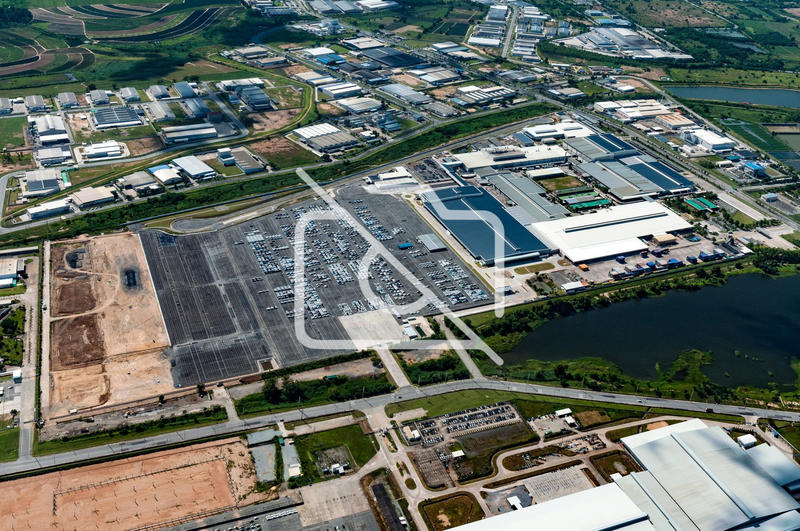 Terrain commercial - 2 400 m²