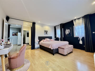 Maison - 239 m² - 9 pièces