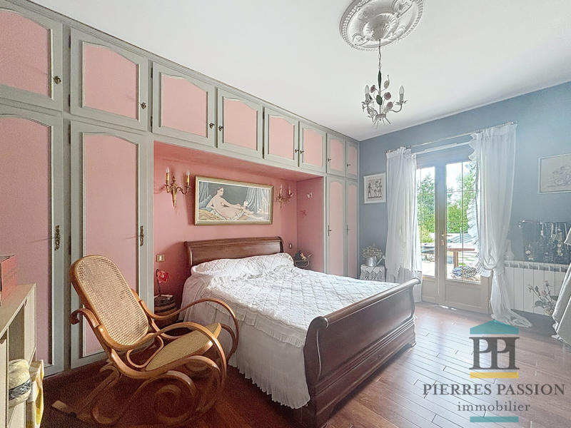 Maison - 221 m² - 7 pièces