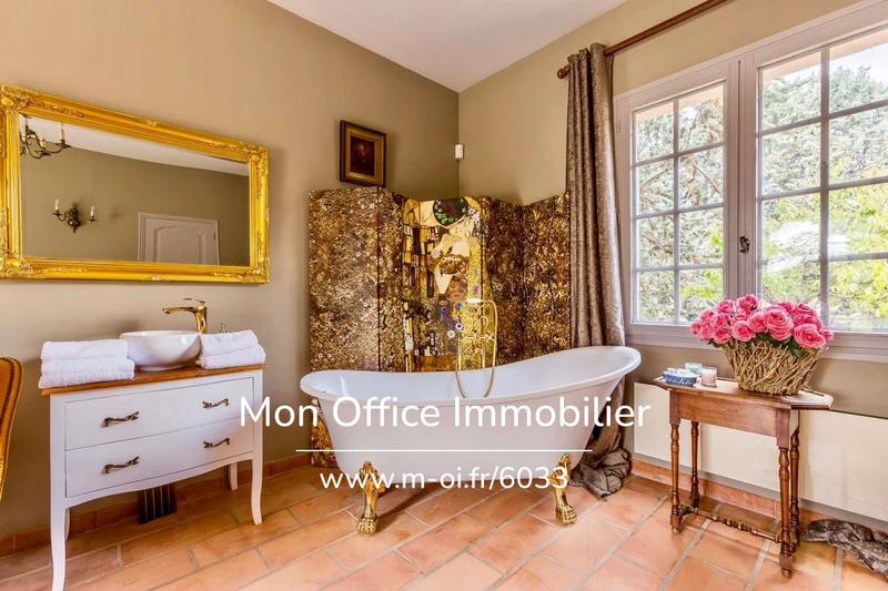 Propriété - 305 m² - 7 pièces