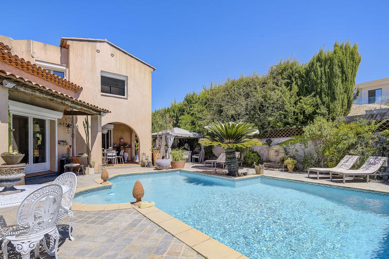 Villa - 214 m² - 6 pièces