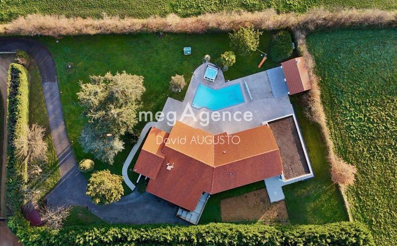 Maison - 248 m² - 8 pièces