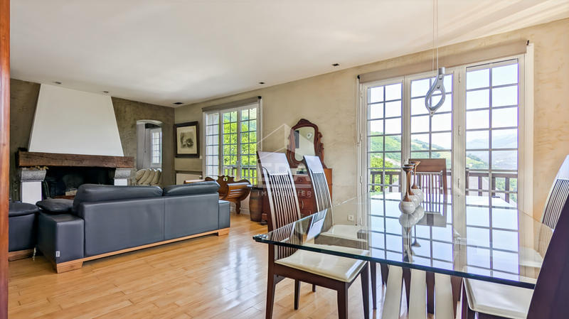 Maison - 225 m² - 9 pièces