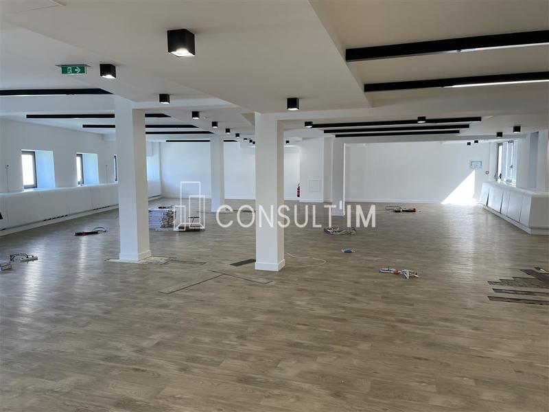 Bureau - 681 m²