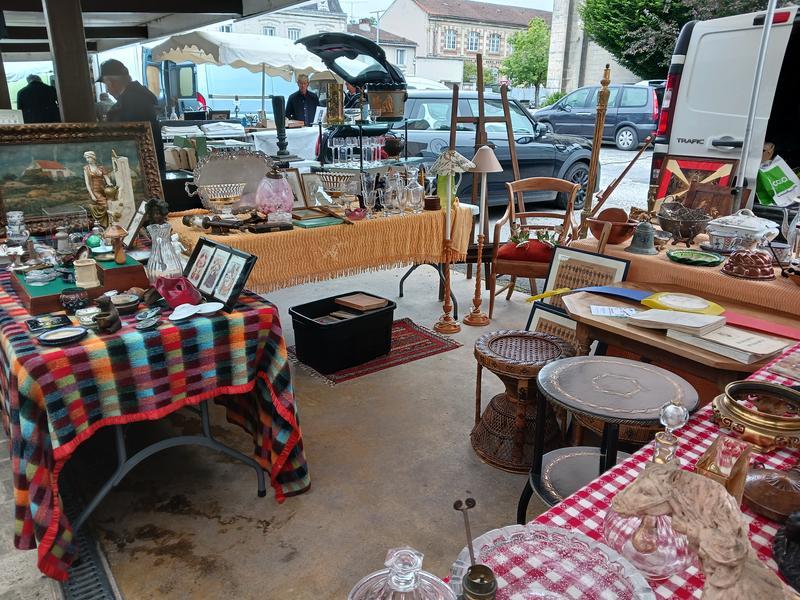 Marché mensuel des brocanteurs professionnels