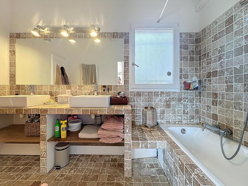 Maison - 280 m² - 10 pièces