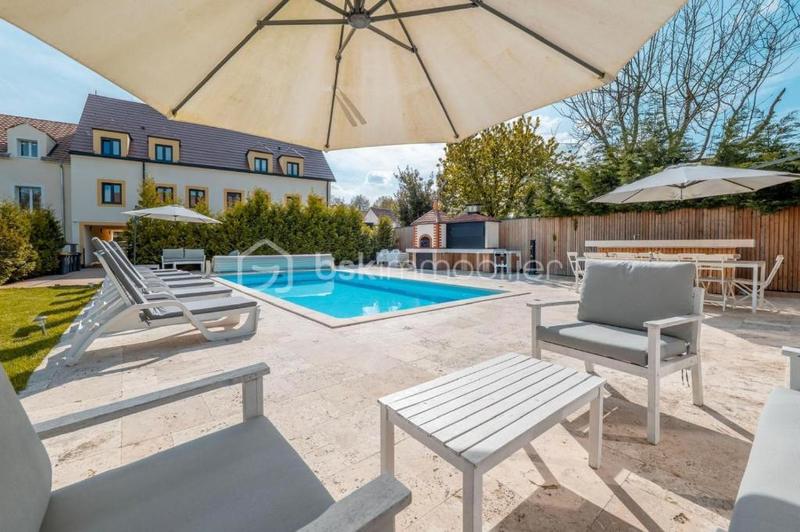 Villa - 376 m² - 16 pièces