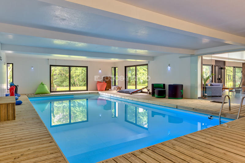 Maison - 630 m² - 8 pièces