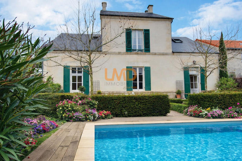 Demeure - 217 m² - 6 pièces