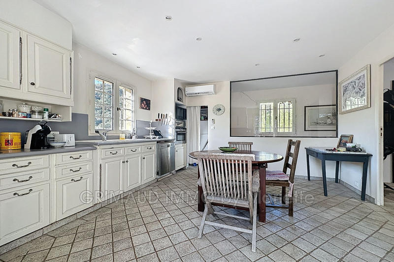 Maison - 250 m² - 8 pièces