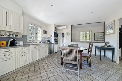 Maison - 250 m² - 8 pièces