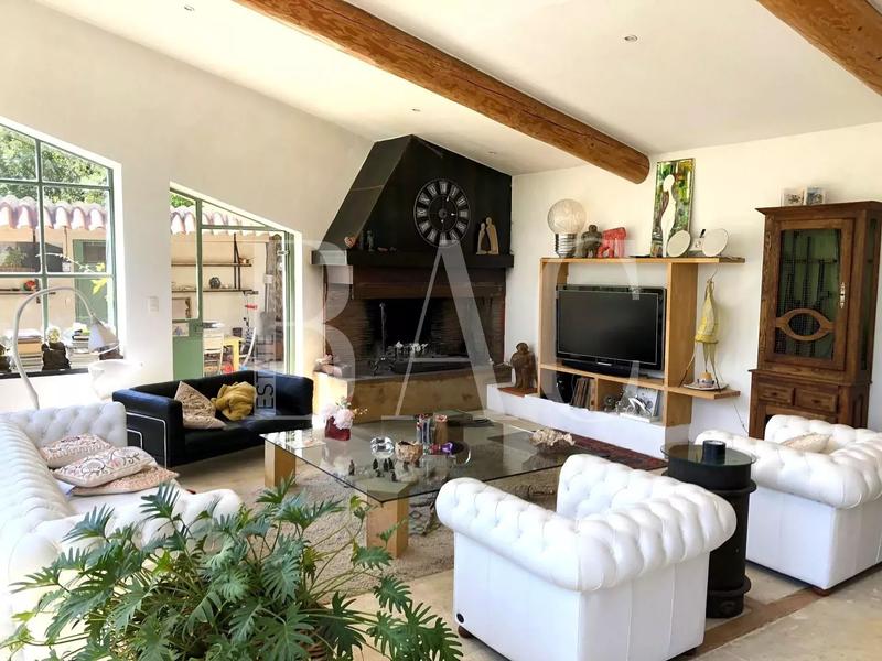 Propriété - 1 400 m² - 20 pièces