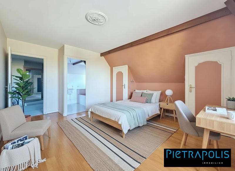 Maison traditionnelle - 220 m² - 7 pièces