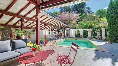 Maison - 270 m² - 9 pièces