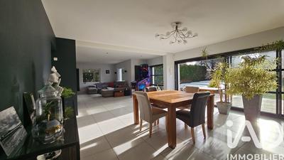 Maison - 208 m² - 8 pièces