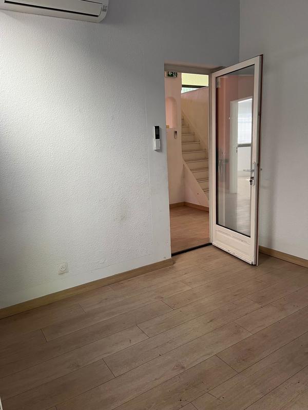 Local commercial - 97 m² - 3 pièces