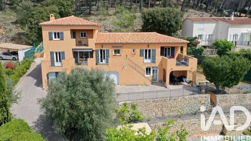 Maison - 224 m² - 9 pièces