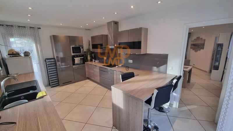 Propriété - 250 m² - 7 pièces