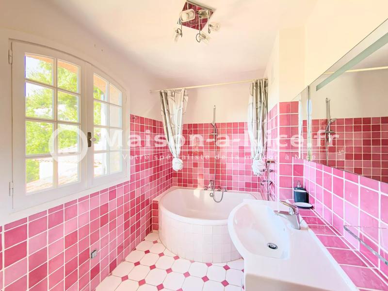 Maison - 285 m² - 10 pièces