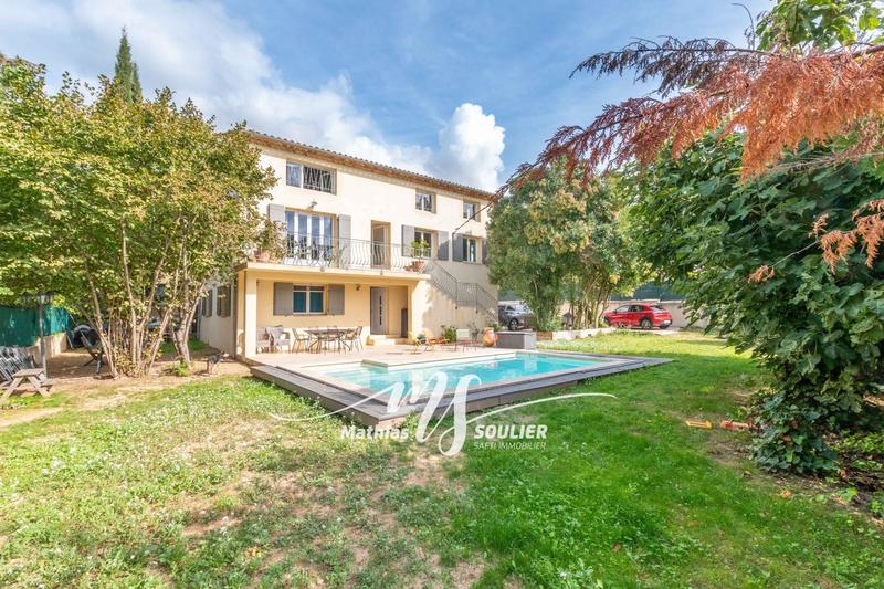 Maison - 240 m² - 9 pièces