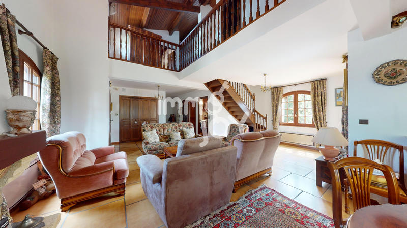 Maison - 231 m² - 7 pièces