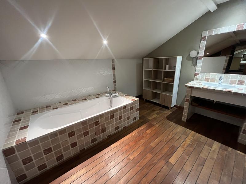 Villa - 216 m² - 9 pièces