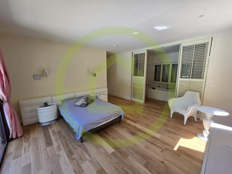 Maison - 260 m² - 6 pièces