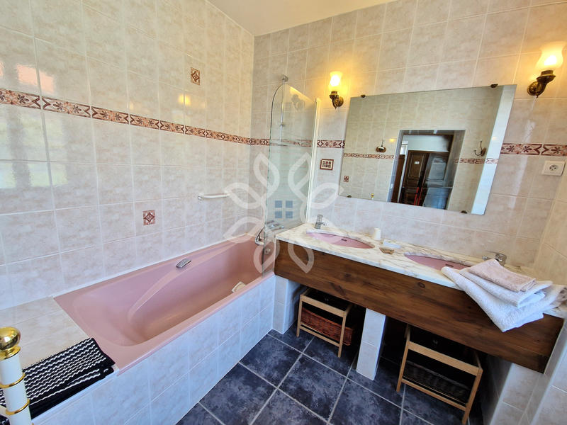 Maison - 285 m² - 6 pièces